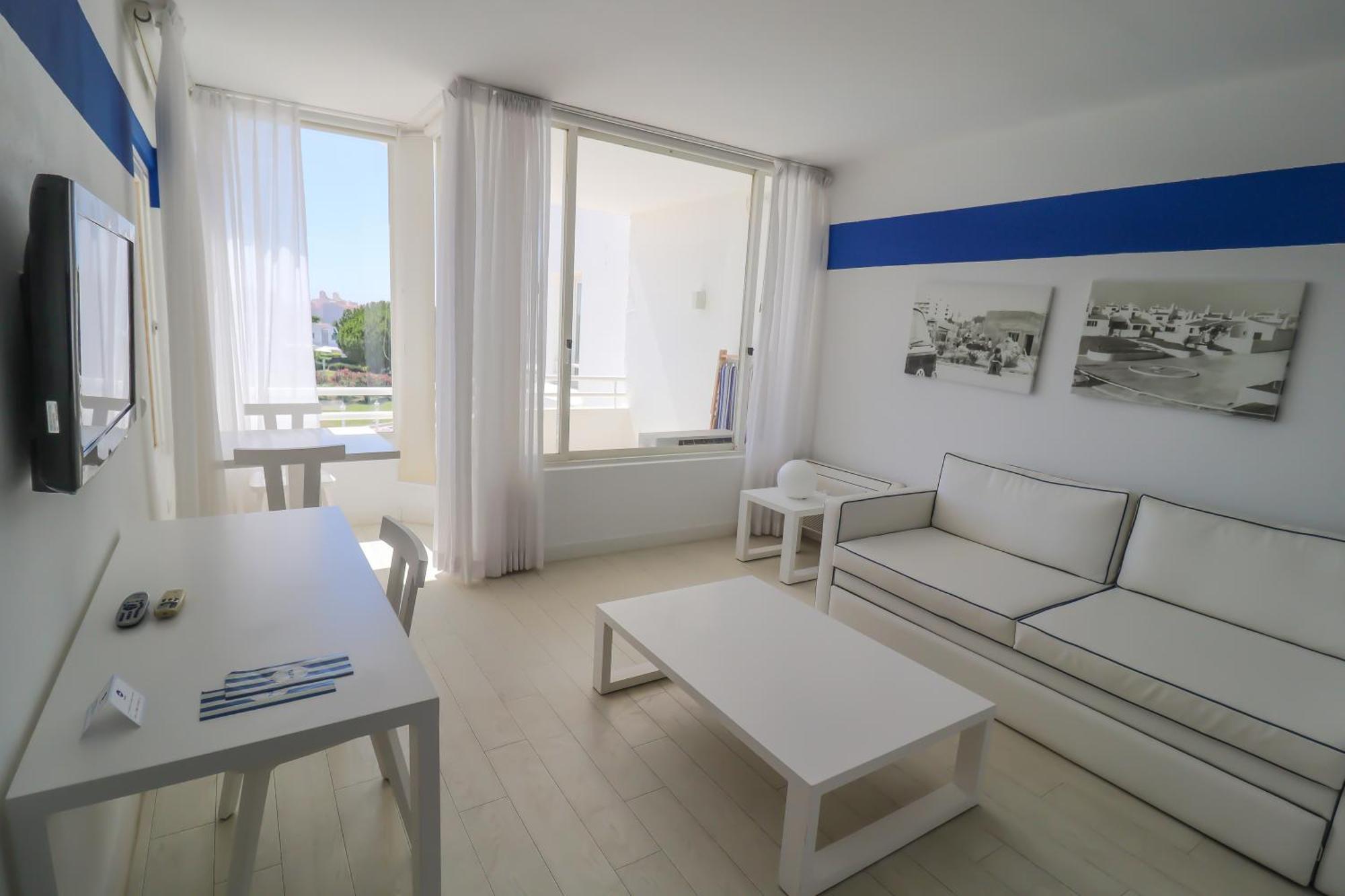 One-Bedroom Apartment with Pool View,1631546834:JPEG