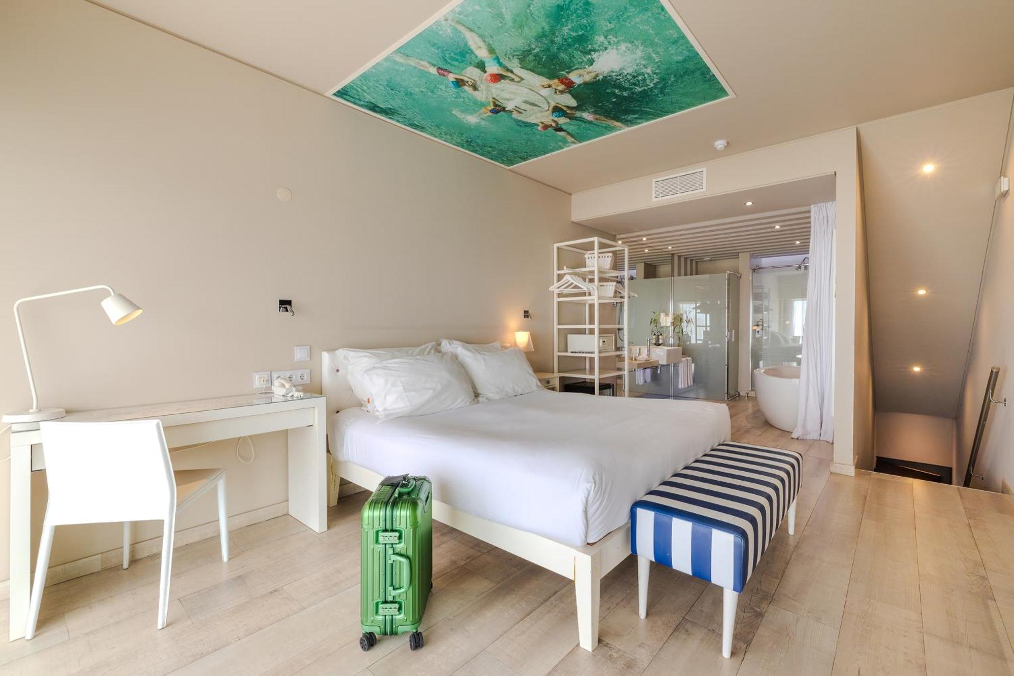 Deluxe Double Room with Sea View,1742959051:JPEG